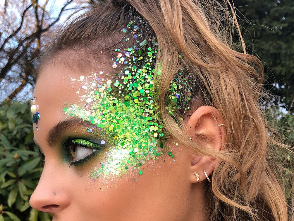 Trucco viso UV Glow per festival con glitter, ombretto in polvere e smalto