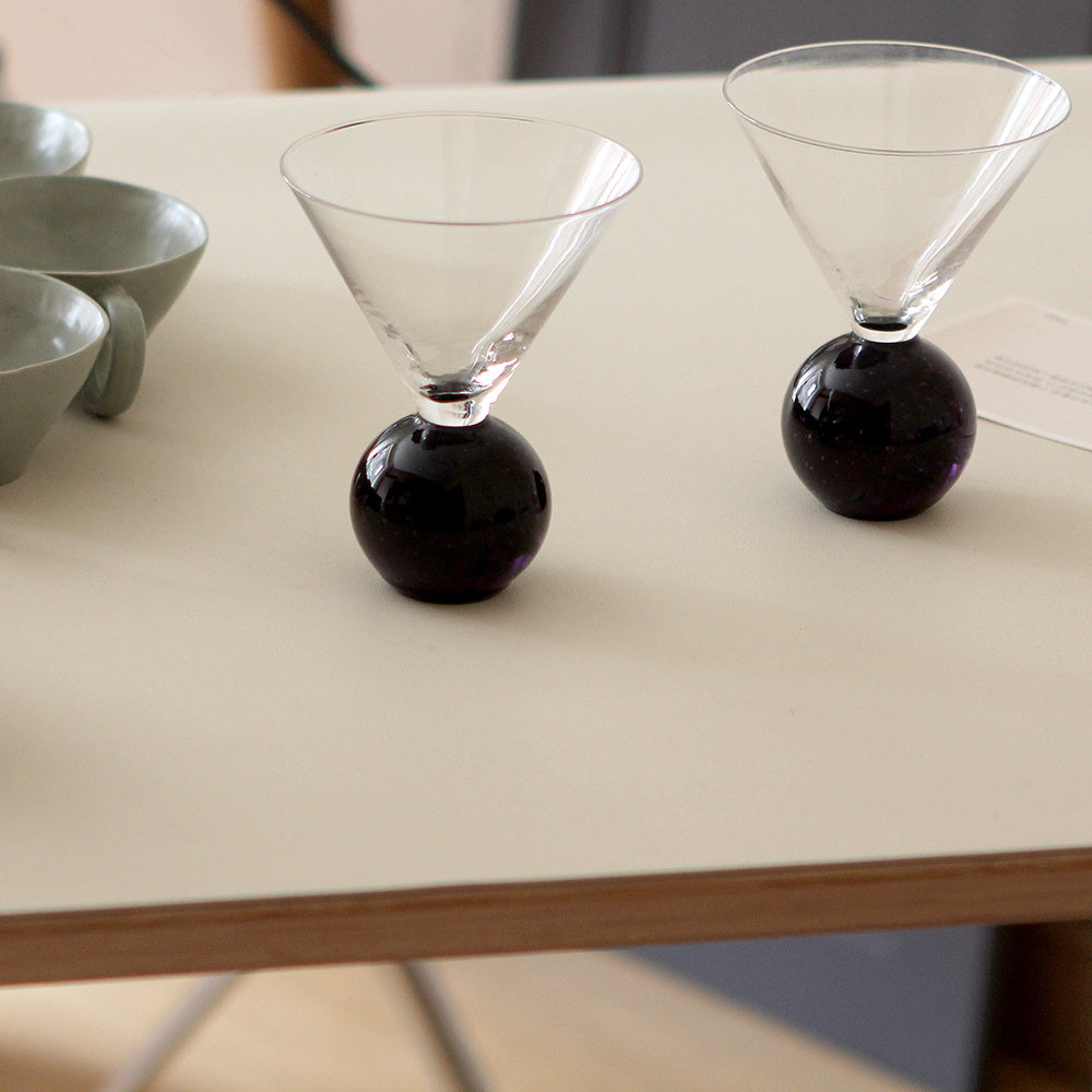Bicchiere in Vetro con Base a Sfera Viola: Eleganza e Stile per Ogni Bevanda