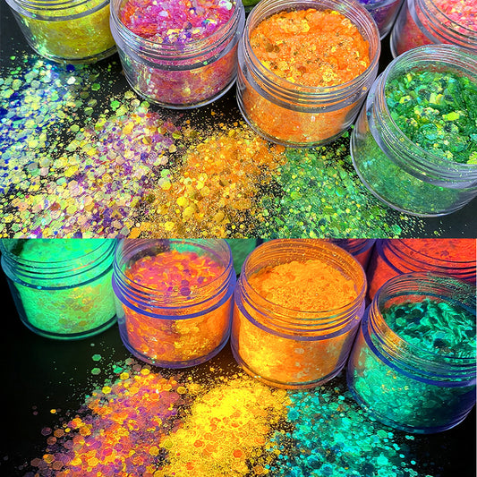 Trucco viso UV Glow per festival con glitter, ombretto in polvere e smalto