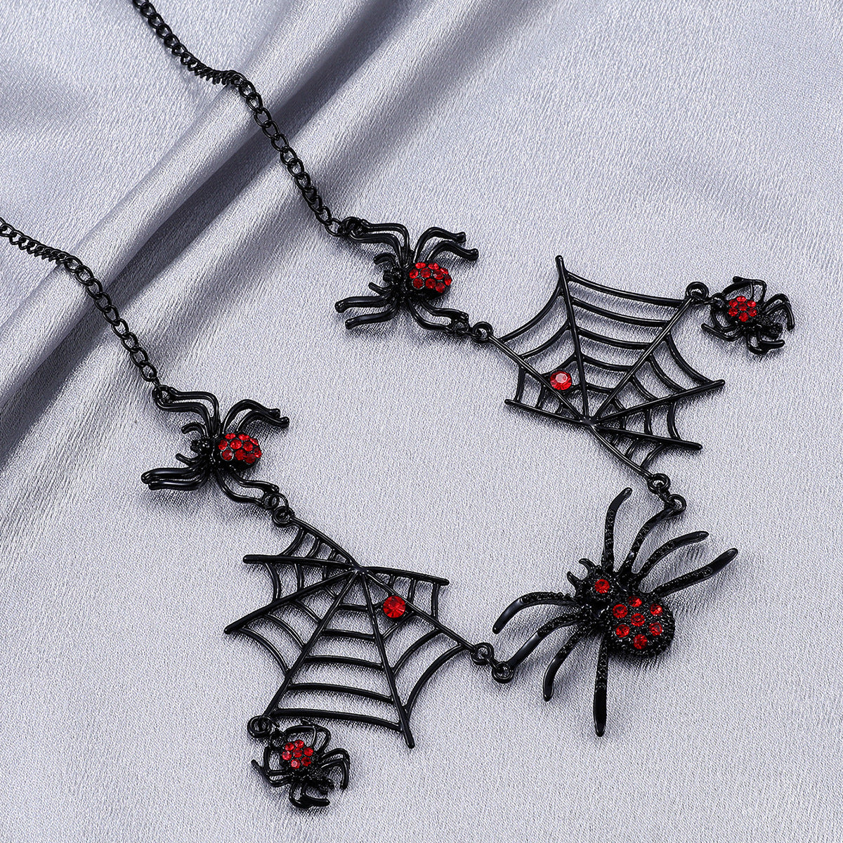 Collana per Halloween con Ragno e Ragnatela - Gioiello alla Moda e Accessorio di Personalità.