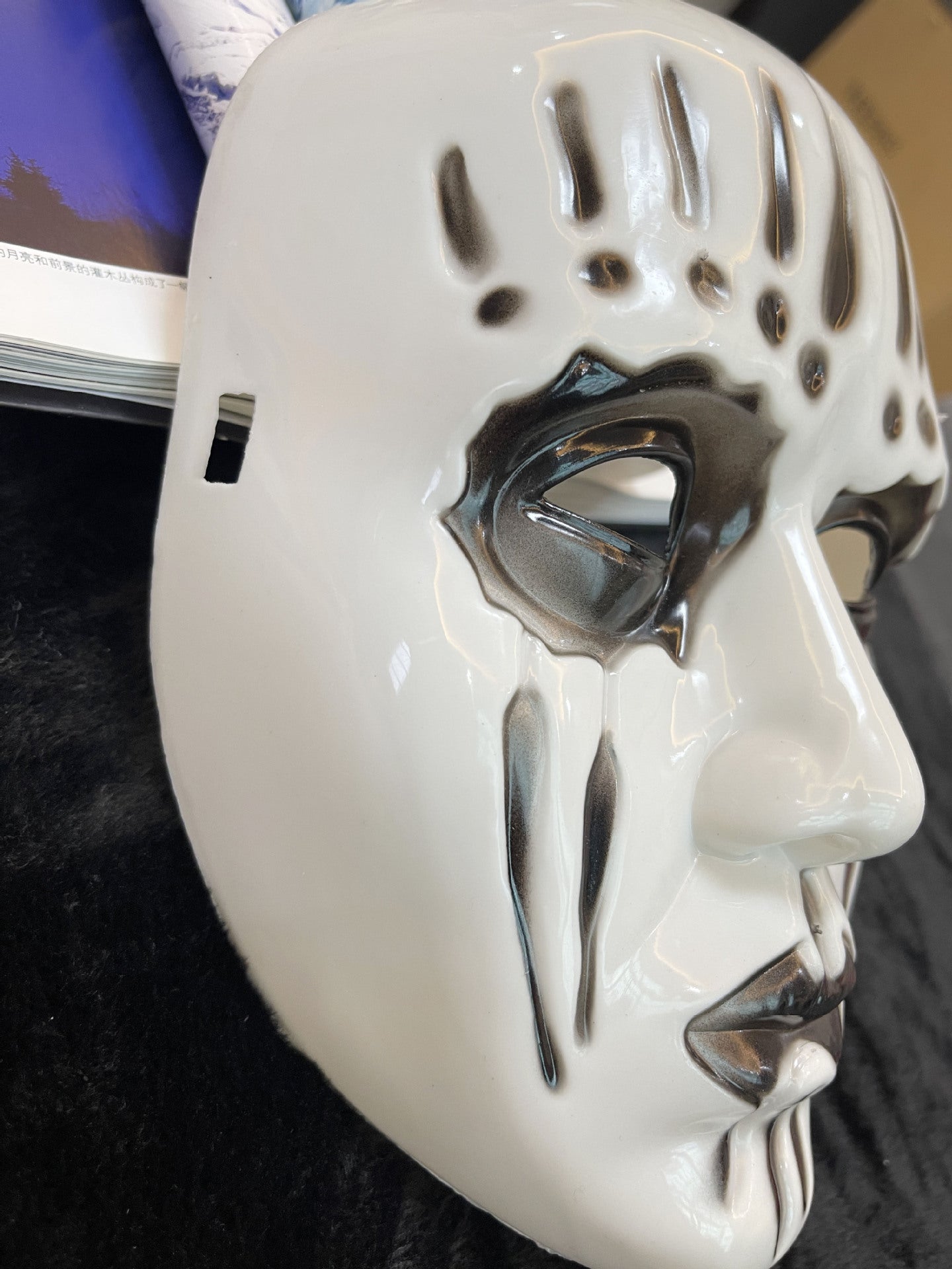 Maschera a Tema Halloween in Plastica – Dettagli Spaventosi per la Tua Festa