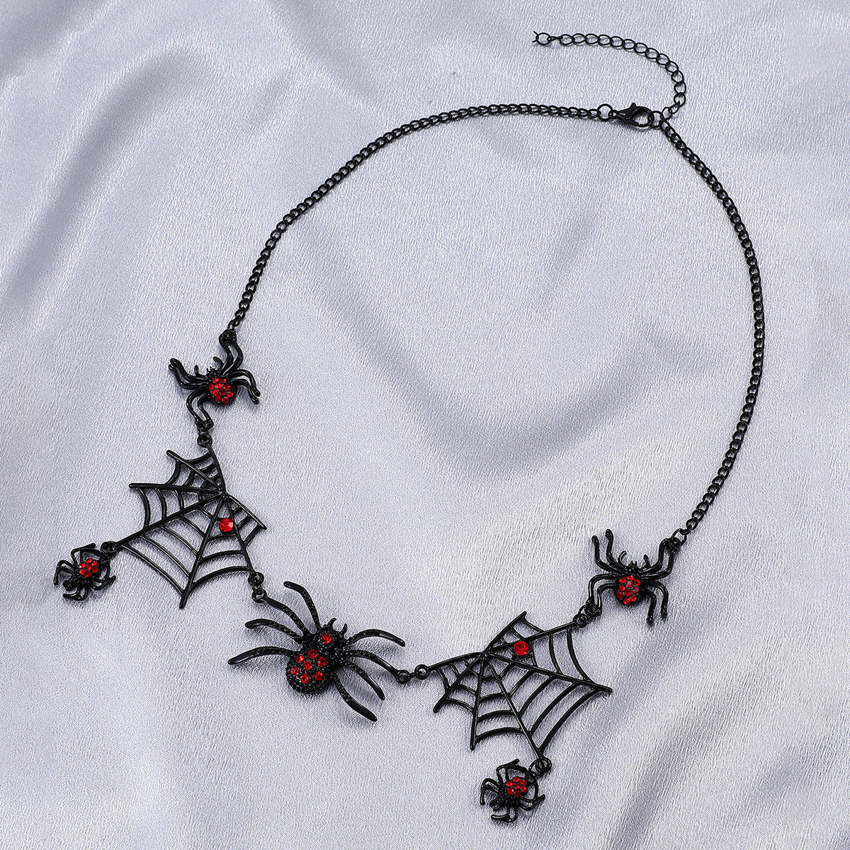 Collana per Halloween con Ragno e Ragnatela - Gioiello alla Moda e Accessorio di Personalità.